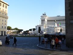 堂々たるヴィットーリオ エマヌエｰレ２世記念堂がお座す、ヴェネチア広場に出ました。

