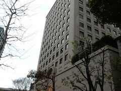 如水会館です。

如水会館は、一橋大学の同窓クラブ「如水会」の同窓会館として大正8（1919）年に建設されました。
現在の建物は1982（昭和57）年に竣工した地上14階、地下2階のビルで、運営を東京會館が行っています。