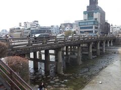 　泉涌寺道からバスに乗り三条京阪で下車。三条大橋の袂に行くと、