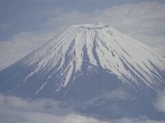 羽田空港から8時20分の便で那覇空港へ向かいました。
富士山にはまだ雪が結構積もっています。