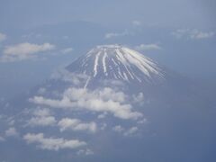 8時20分発の那覇空港行。
恒例の富士山ですが、もうだいぶ雪が溶けていました。