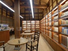 すごいな…と思ったのが一番奥にあったこのブックカフェ。
なんと蔵書は2000冊。
コーヒーを頂くことも可能。