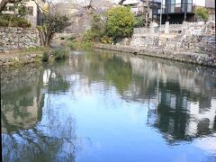 八幡堀の端っこが、一番水がきれい(*^^)v
舟が乗り入れないし、団体さんも来ないので、おススメです。