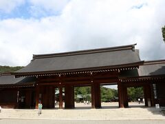 ＜1日目＞
日本書紀において、日本建国の地と記された橿原に建つ「橿原神宮」。
大きな鳥居をくぐり、長い参道を進むと広大な玉砂利が敷き詰められた本殿が現れます。
厳かな雰囲気が、神聖な気持ちにさせてくれます。
