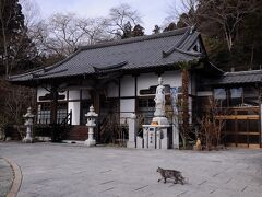 白猫の導きで辿り着いたのは天麟院。この寺は、伊達政宗の長女五郎八姫の菩提寺である。五郎八姫は、徳川家康の六男松平忠輝の正室となったものの、忠輝の改易により離縁され、以後、ずっと仙台で暮らしたそうである。写真を撮っていると、目の前を猫が横切って行った。