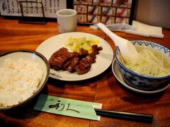 駅の方へ歩いて行くと、途中に牛タンの店が目に留まった。少し早かったが、そこで昼食とした。注文したのは、牛タン定食(1200円)。個人的には、牛タンは薄い方が好きなのだが、ここのは厚くても美味しかった。