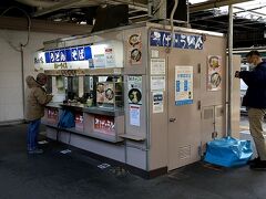 高崎駅へ到着後、まずは腹ごしらえ。｢たかべん｣の蕎麦スタンドへ。。