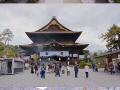 善光寺下駅から坂を10分ほど登って善光寺[https://www.zenkoji.jp/]仁王門の前に到着しました。
ここを右に曲がり仲見世を抜けて山門へ。

靴を脱いで山門の上に登ります。上にあがると長野市街が一望できますし、善光寺境内の建物もよく見えます。思った以上に良い眺めです。

続いて本堂へ。お参りをしてからお戒壇巡りへ向かいます。ほとんど何も見えない中、右手を壁に伝わせながら進みます。ドアの取手のようなものに触れ（おそらくこれが「極楽の錠前」と思われる）ひと回りして出口へ。中腰で進むのは結構しんどいですが、極楽の錠前が探れたのでよしでしょう。最後に「びんずる尊者」を撫でてお参り完了です。

最後は経堂へ。輪蔵を回そうとしますが一人では重くて回せず。お寺の人に手伝ってもらって一周。お経は読めませんが、ご利益だけいただきます。

これにて善光寺のお参りはお終いです。
