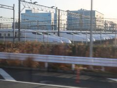 新幹線の車両基地の脇を通って