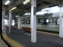 やがて列車は、飯山駅にたどり着きました。当初はこのまま、飯山線で長野まで抜けるつもりでしたが、ここで新幹線に乗り換えるコトにします。。