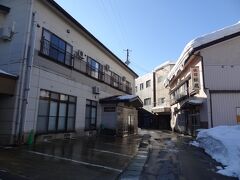 =木村屋旅館(左)=
全6室の小さなお宿ですが、展望風呂・中浴場・貸切風呂と、源泉かけ流しの三つのお風呂を楽しめます。
