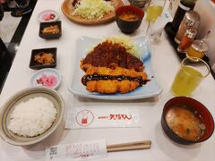 まずは矢場とんエスカ店でランチ。この時11:10くらいだったと思いますが20人以上並んでいました。怯みつつも覚悟を決め行列に。
ですが並んでいる前客が3人組が多く、2人組の私達は10分くらいで席へ案内されました。
写真はわらじとんかつ味噌とソースの半々。