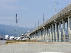 奥には新鳥栖駅が見えます