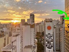 【サンパウロのプレジオ（アパートメント）】

写真：
ベランダには大きなフックが壁の両側に標準装備されており『ハンモック』が架けられる様になっていて、極めてブラジルらしい～!!