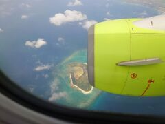 沖縄までもう少し、というところで見えてきた美しい島。
後で調べたら、水納島だそうです。
海の色、いい色です。
