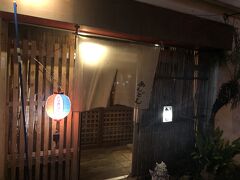 2日目の夜はホテルから坂を上がってすぐの居酒屋へ。
沖縄料理も食べれるし、眺めもいいです。
お兄さんが1人でやっているので、待ち時間は長めです。