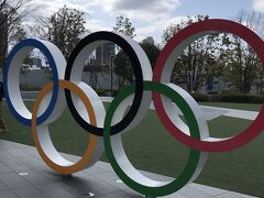 報道で度々目にした五輪のモニュメントは、日本オリンピックミュージアムの前にありました。