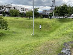 甲府城跡の付近一体は舞鶴城公園になっていて、この形は堀だね～とか言いながら走り回る子どもたち。