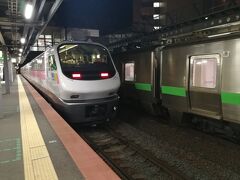 手稲駅から特急ニセコ号に乗車します。
使用される車両はノースレインボーエクスプレス。