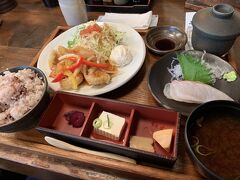 お腹も空いてきたので、腹ごしらえ！
伏見桃山駅すぐの「うまいもん屋　櫻」でランチ♪桜にちなんだ店名で惹かれちゃいました。
日替わりランチを注文。記憶が曖昧ですが、白身魚の南蛮酢だった気がします！
ごちそうさまでした！