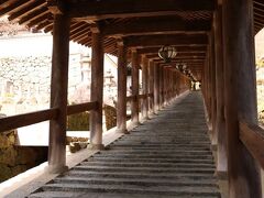 ながーく続く石段の登廊を登っていった先には、長谷寺の本堂があります。
その本堂には、高さ約10ｍある十一面観音菩薩立像がいらっしゃり、
見上げるほど大きく圧巻でした。