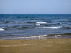 9時ホテル出発。

３０分ほど走ると、日本海が見えてきました。
旅のしおりの中には、千里浜なぎさドライブウェイの砂浜ドライブを体験と書いてありますが…。