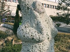 テレビ東京の企画で造られた像は、
宇都宮餃子の街おこしとして、宇都宮名産の石である大谷石が使われているそうです。