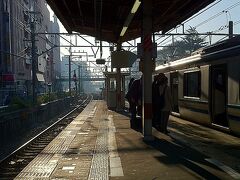 東京から茂原へ向かう途中、津田沼駅で乗り換え。写真は津田沼駅です。早朝の総武線は千葉方面へ向かう電車も混雑していました。茂原へは千葉で外房線に乗り換えます。