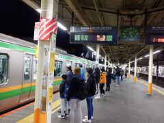 　大船駅で東海道線に乗り換えます。大船駅まで歩こうとすると一時間以上かかるので流石に歩きません。朝5時台の始発にもかかわらず、意外と人多いです。そしてこの電車の次は30分以上後という。電車、意外と混んでいました。