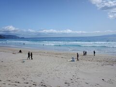 　天気も良くて汗ばむ陽気になってきました。サーファー多いですね、私はサーフィンしないのでよくわかりません。伊豆大島も見えます。