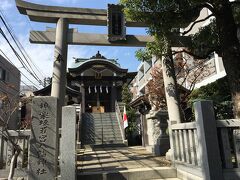 この神社の神楽の音が聞こえたことが「神楽坂」の由来になったとも言われる、神楽坂若宮八幡神社。