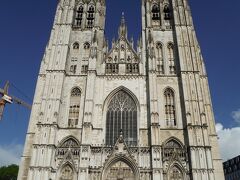 ちなみにカフェにいる時また大雨になり、しばらく時間をつぶしました。
雨が止んだ後、サンミッシェル大聖堂を見学しに。有料の地図が分かりにくくて迷いました。まだIbisホテルでもらった地図の方が分かり易かったです。
さっきまでの大雨が信じられないほどのすっきりした青空です。白い大聖堂が映えて綺麗。