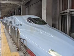 博多駅から新幹線に乗り換えて熊本に向かいます。
