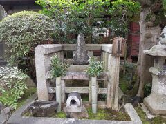 芭蕉翁墓

1694年10月12日　午後4時ごろ、

大阪の旅舎で亡くなる。　享年51歳

遺言に従って遺骸を義仲寺に葬るため、

淀川を上り伏見へ、

13日午後に義仲寺へ入り、

14日葬儀　ここに埋葬したそうです。

そこまで詳しい日時が分かっているのは凄いです。