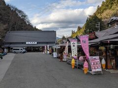 一週間くらいすると桜で人が多くなるんでしょうが、今は閑散としてました。