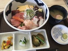 長谷駅前の食堂で、しらすも入った海鮮丼！美味しかったです。
しかし、12:16の電車に乗りたかったのですが相当混雑してて待ち時間が長く、12:29の電車になってしまいました。