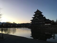 ホテルで無料レンタサイクルを借りて松本城へ。日没に間に合った…
