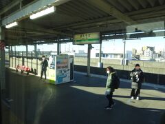 千葉駅を過ぎると、景色も少し余裕が出てくる。
本千葉駅。