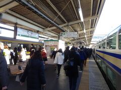 五井駅で降りる。
グリーン車は平和だったが、その前後の普通車は混雑していたらしく、かなりの乗客が降りてホームは混雑した。