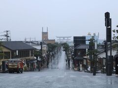 ＜1日目＞
空港到着後、リムジンバスで出雲大社へ。
生憎の天気でしたが、参道は逆に幻想的で神秘的な雰囲気が漂っていました。