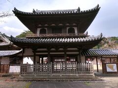 立派な三門。室町時代末期の建築で、和様・禅宗様折衷の二重門で、徳島県では最も古い建築物とされ、重要文化財に指定されています。