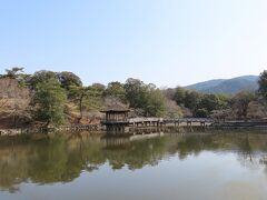 荒池園地を抜けると浮見堂が見えてきます。鷺池までつきました。