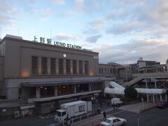 1月２日、朝。
上野駅に来た。やっぱり上野駅と言えばこの駅舎。
新幹線が東京まで行くようになり、あまり降りなくなったが東北人としては上野駅に対する思い入れはほかの駅とは違う。
今回は上野発の特急ひたちで仙台へ帰るお話です。