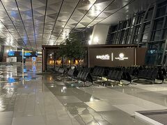 ラウンジは「Plaza premium  lounge」か「ガルーダラウンジ」だったそうですが、搭乗口に近い「Plaza」の方にいたそうです。　