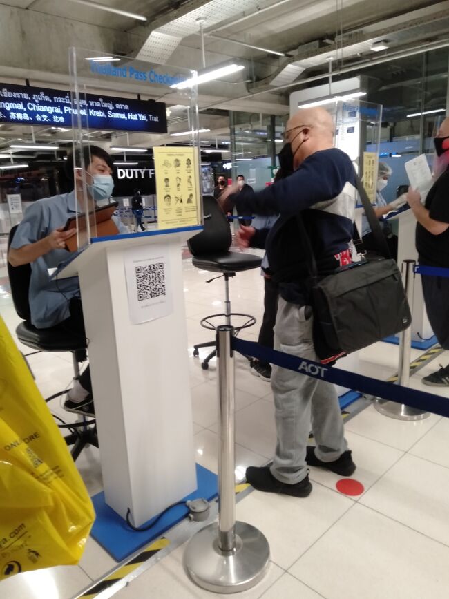 日本で行ったPCRの陰性証明書は日本語と英語の２言語の併記になっていて見にくいせいか、名前はどこに書いてあるのとか、生年月日はどこにあるのとか、いくつかベーシックな質問はあったものの特に問題は無くスムースに通過することができました。JALのバカ！<br />この後は今まで通りイミグレーションと税関の審査を受け無事に入国できました。