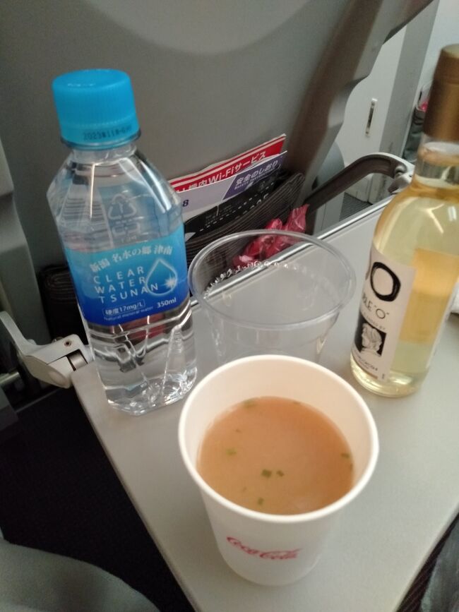 エコノミークラスの機内食だって当たり前の様に熱々のお味噌汁が付きます。<br />昔は機内食に熱々のスープなんて考えられなかったけど。