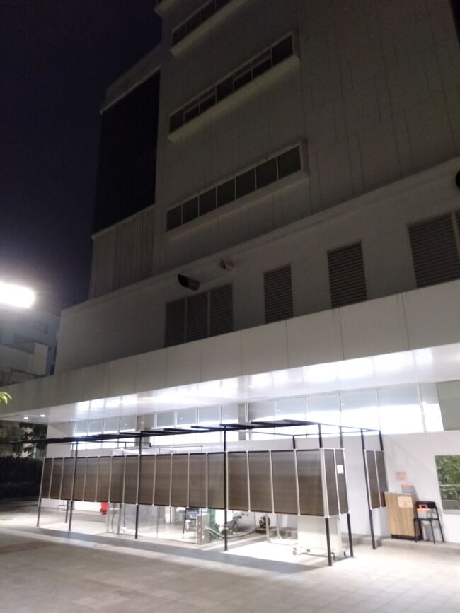 ホテルに向かう前にルンピニー公園の近くにあるメドパークホスピタルと言うホテルの様に豪華な病院でドライブスルーPCR検査を受けます。<br />駐車場に車を止めて看護婦さんが窓から鼻の穴に長い綿棒を入れてきます。結果は翌日の昼頃にホテル宛に連絡があります。陰性でした。<br />因みにこの病院に個人でPCR検査を受けると4000バーツ（14500円）で、それに日本政府指定の用紙で証明書を作ってもらうとプラス500バーツ（1800円）なんだとか。さすが一流病院はお高いです。<br />でもこんな風に24時間コロナの検査を行っている病院がバンコクにはたくさんある。<br /><br />https://www.medparkhospital.com/en<br />