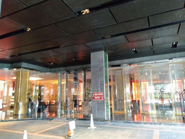 ホテルの玄関です。<br />外観はそれなりに古くなっている感じがしますが、そこはマリオットマジックでリノベーションしてありますので玄関や内装はそれなりにナウイ（古い！）