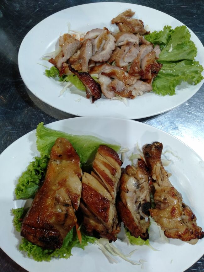 大好きなコムヤーン（豚のトントロ焼き）とガイヤーン（鶏肉焼き）です。<br />ここは炭火で焼くので美味しいです。どちらも油がノリノリです。