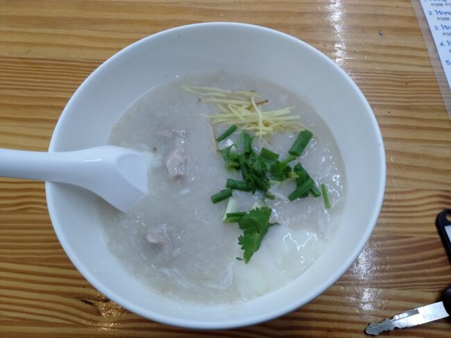 中にはミートボールや温泉卵が入っていて具沢山で美味しいです。<br />針生姜が効いています。